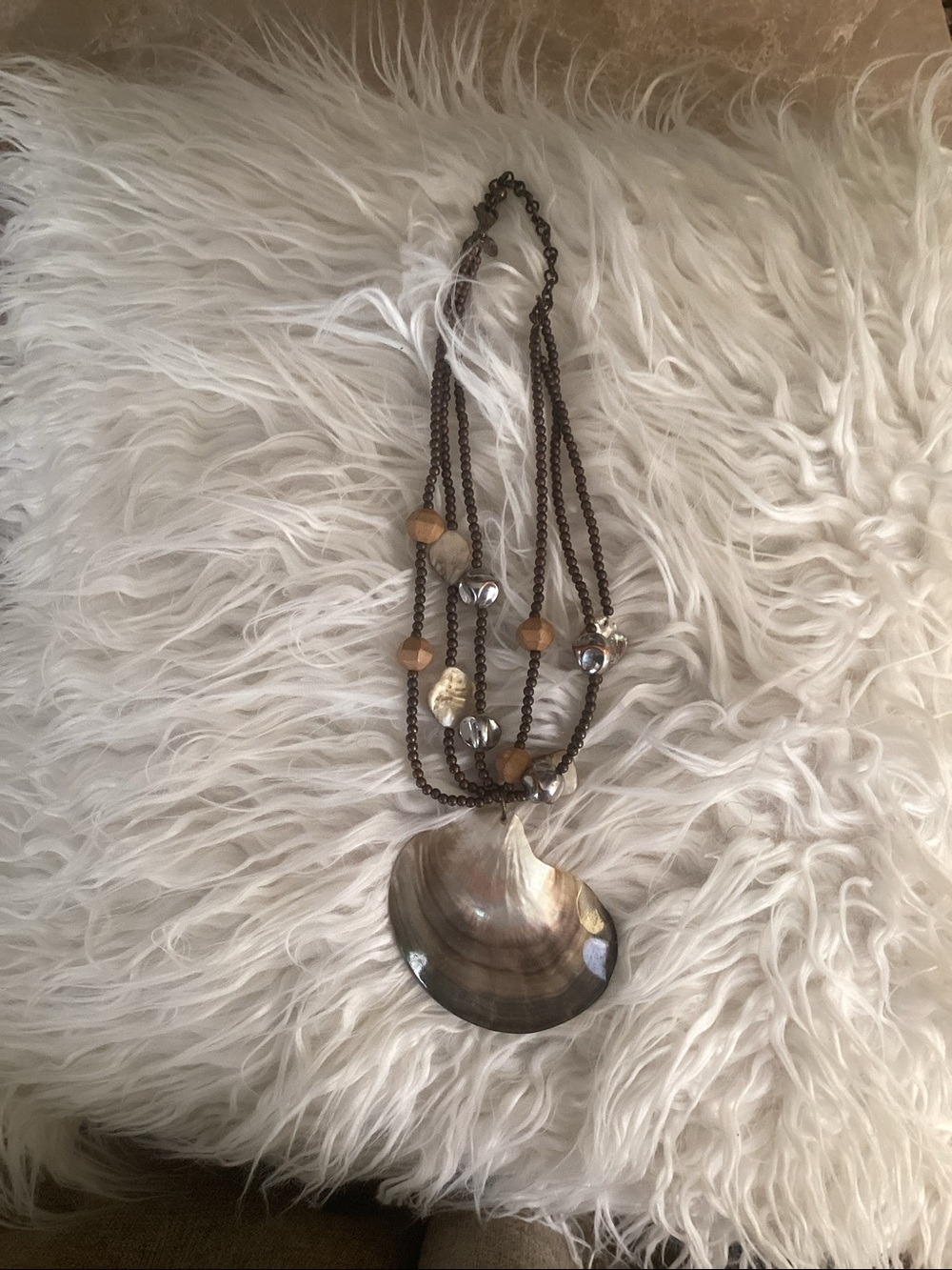Shell Pendant Strand Necklace - Picture 3 of 3